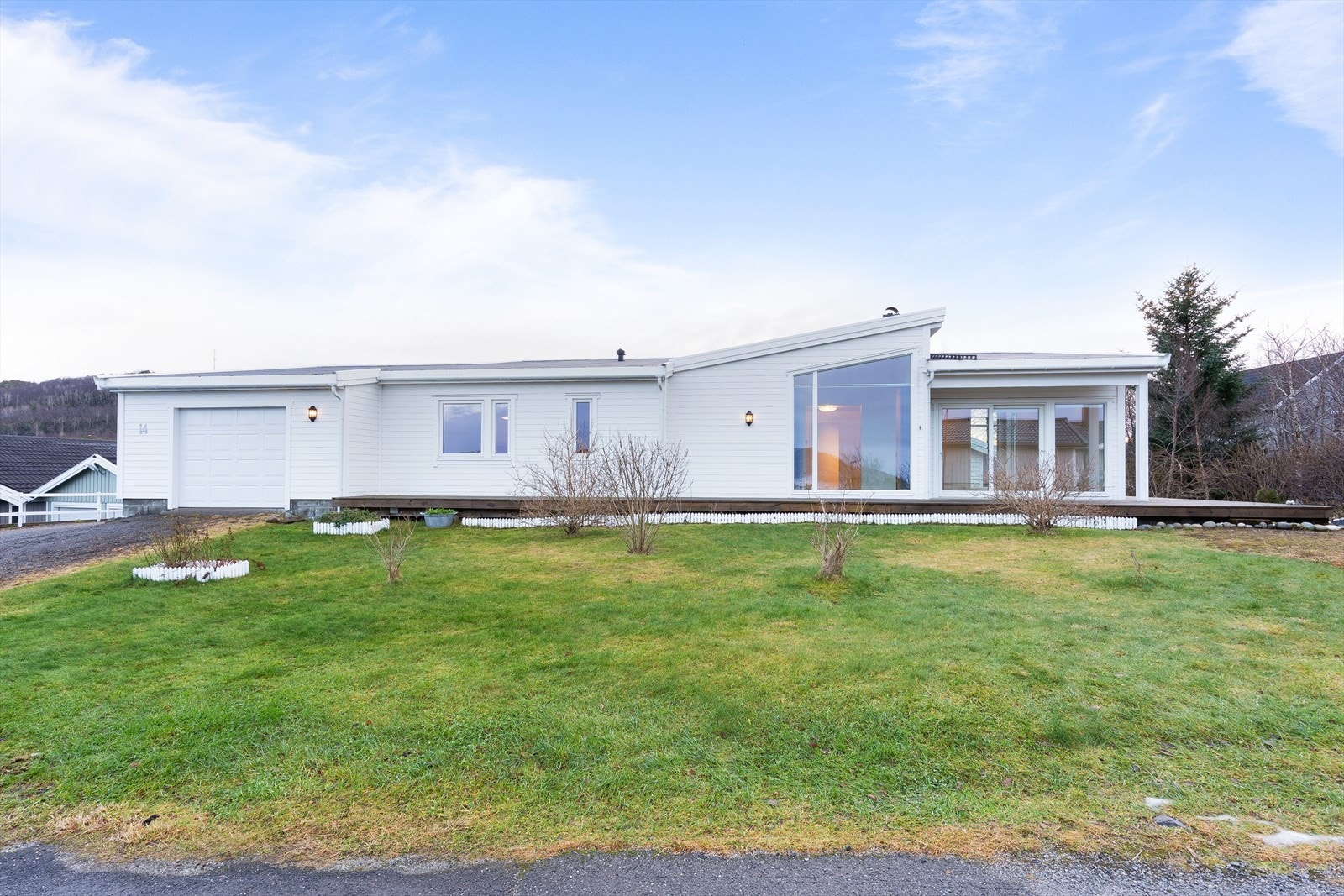 Velkommen til Buskhammeren 14 som her presenteres av eiendomsmegler Elin Edblad - REDE Eiendomsmegling. Foto: Don´t Be Negative Foto Galleribilde