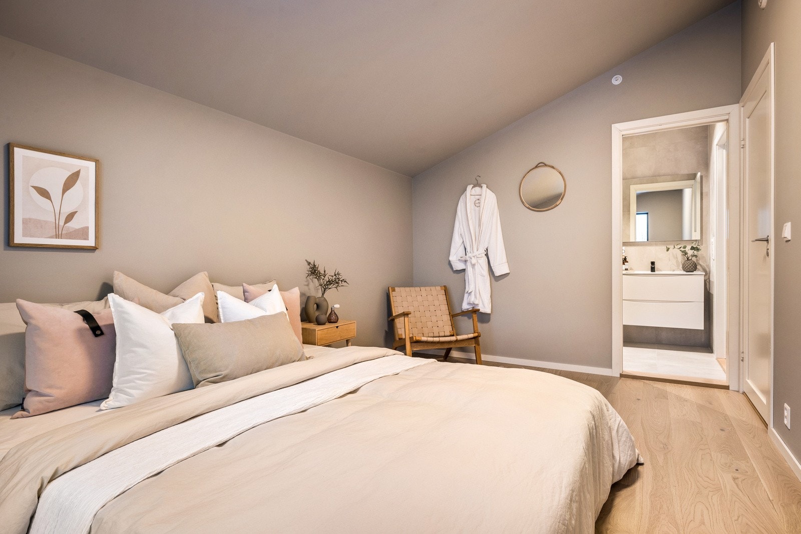 ? Direkte adkomst til bad fra hovedsoverommet gir ekstra komfort i hverdagen ? Galleribilde