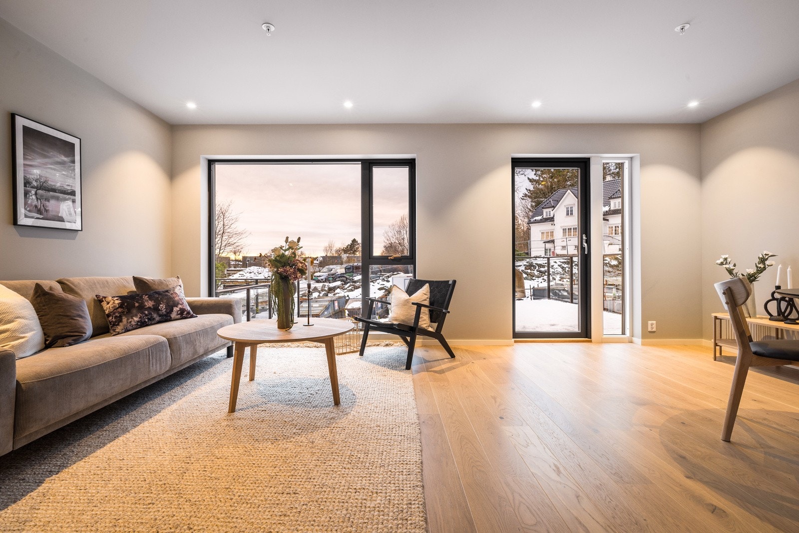 - Lys og innbydende stue med store vinduer som slipper inn rikelig med dagslys - Galleribilde