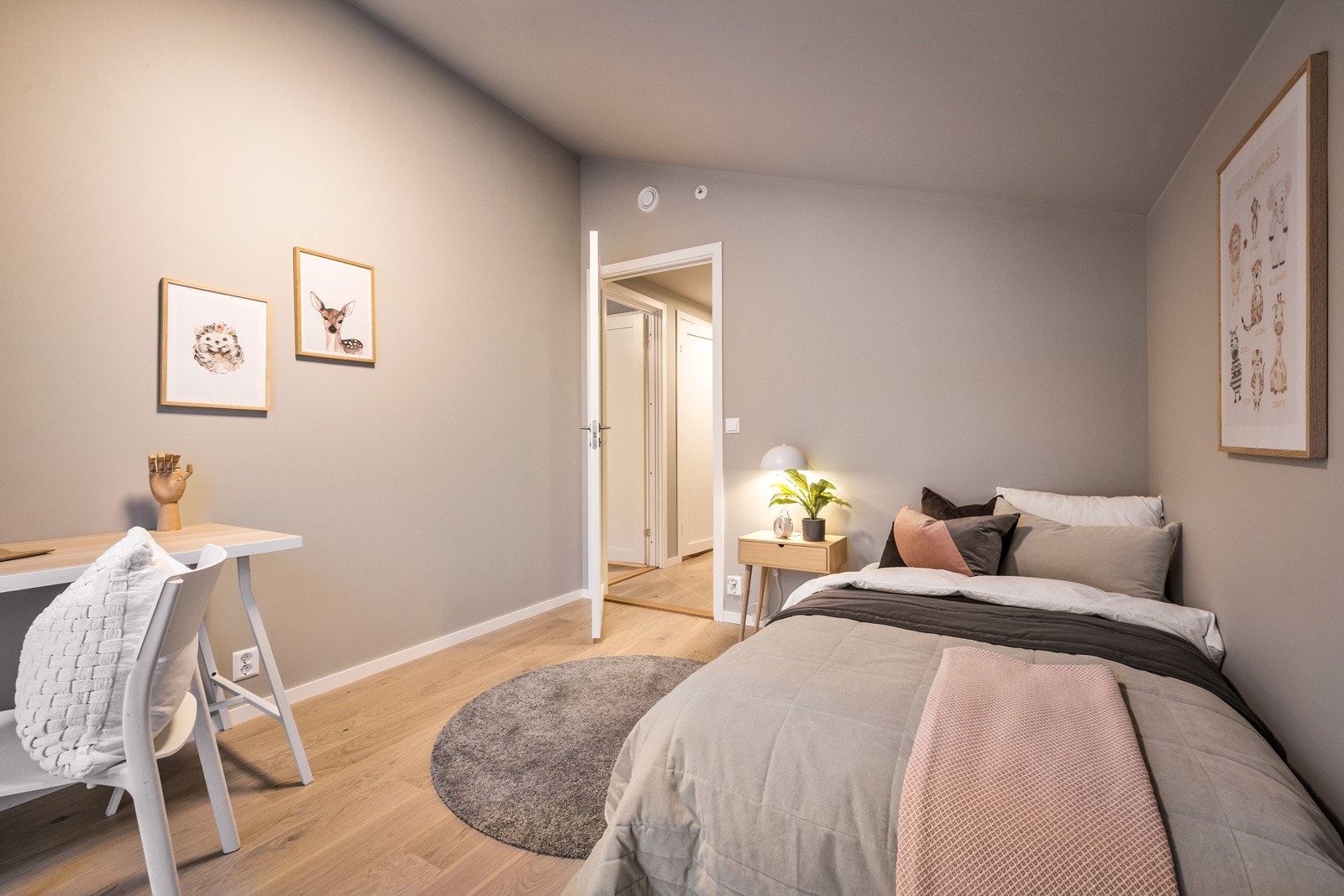 ? Delikat soverom som måler 9 m2 med plass til dobbeltseng og ønsket møblering ? Galleribilde