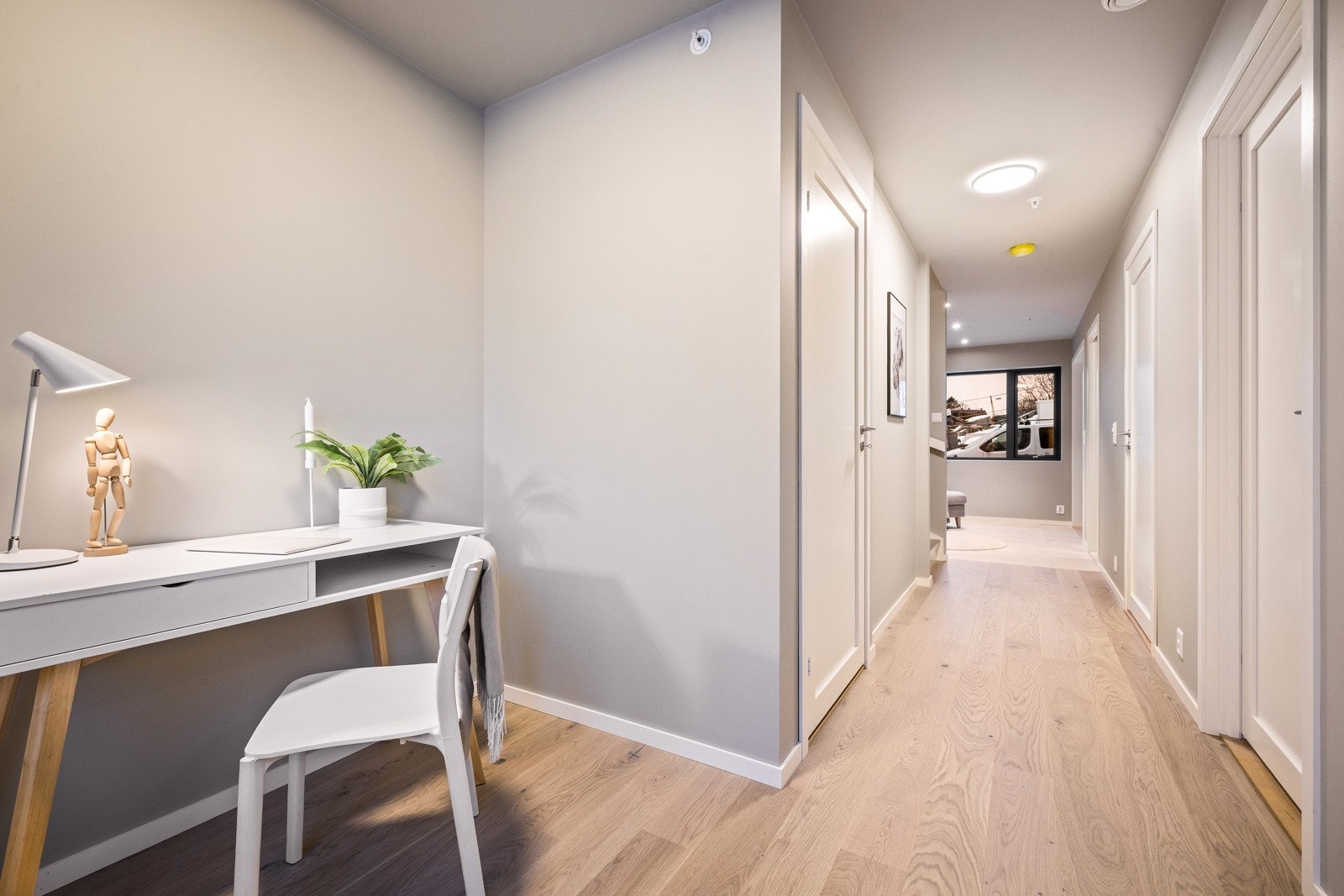 ? Lys og gjennomgående gang med varme i gulv, forøvrig finner du bod under trappen ? Galleribilde