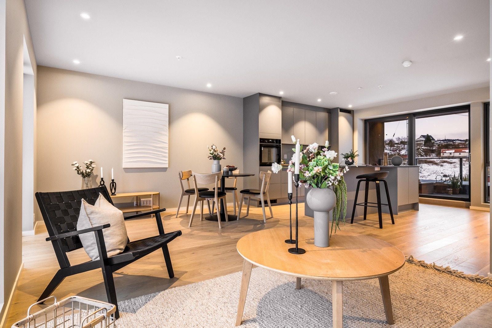 - Åpen stue og kjøkkenløsning med god plass til både spisebord og sofagruppe - Galleribilde