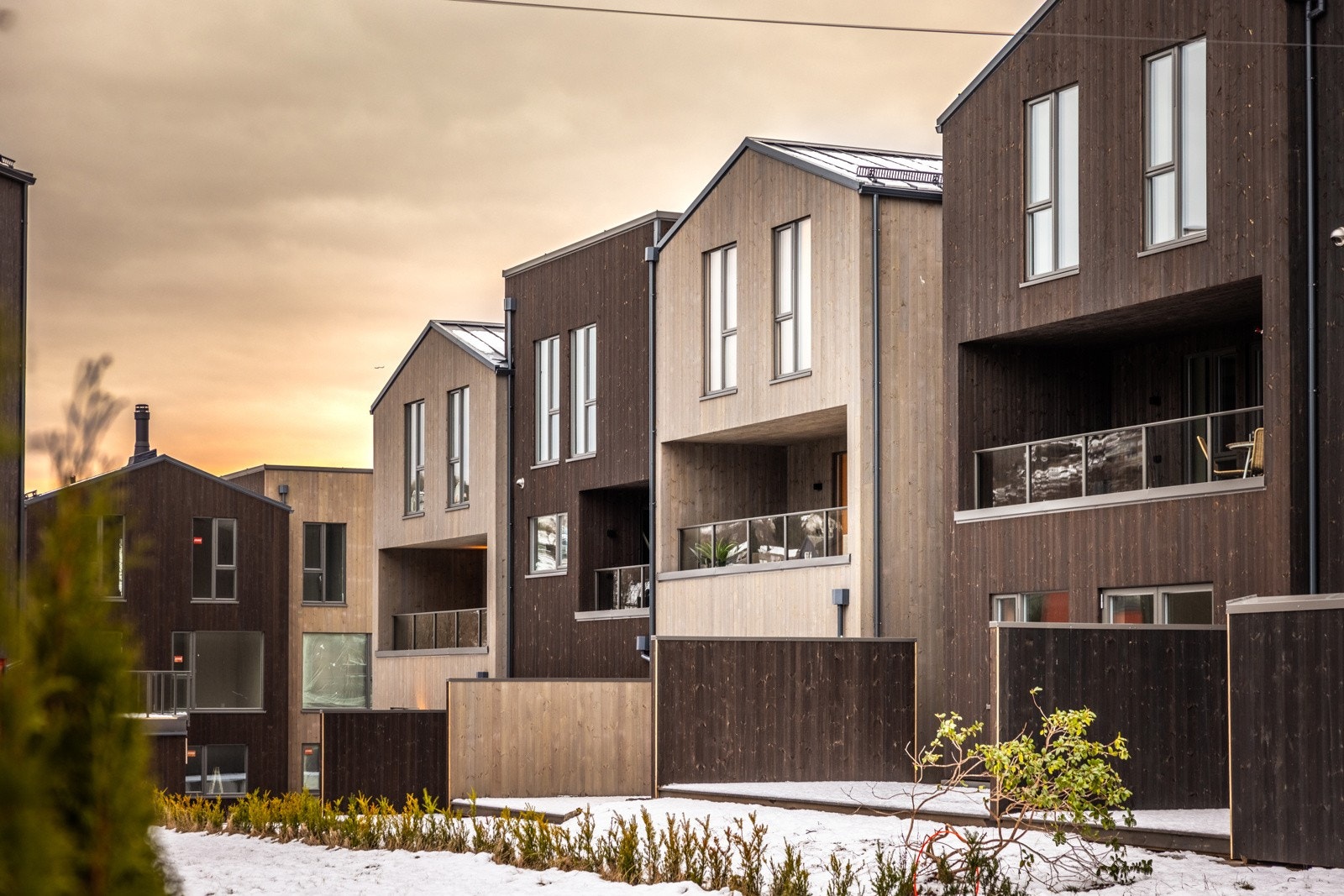 ? Moderne fasader med saltak og vertikallagt trekledning ? Galleribilde
