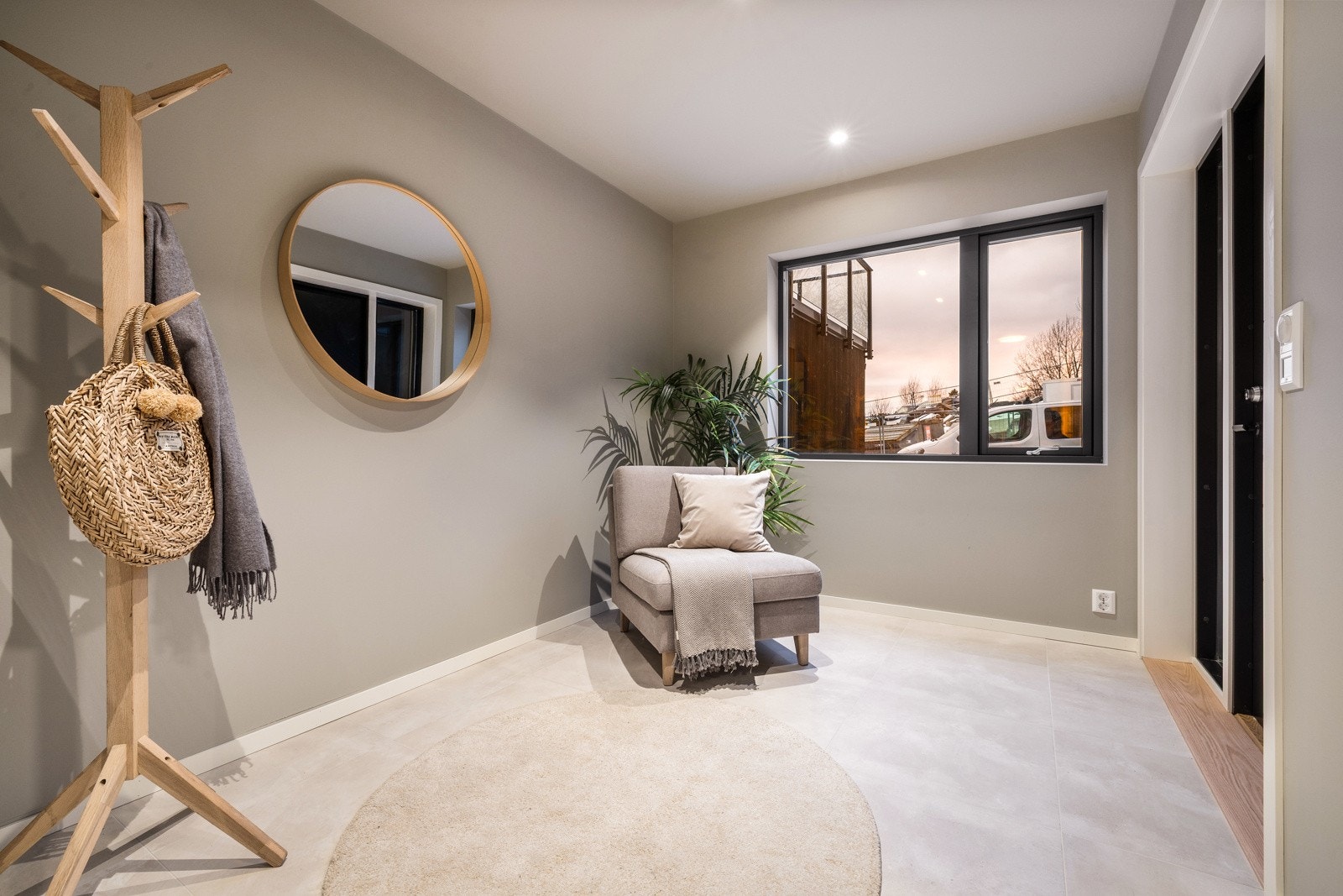 ? Lys og romslig entré med god plass til ønsket garderobeløsning ? Galleribilde