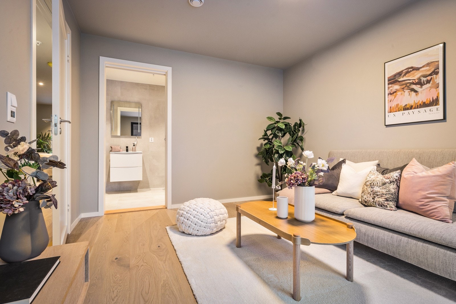 ? Gjennomgående gode kvaliteter med en dempet, nordisk fargepalett og et lys eikegulv ? Galleribilde