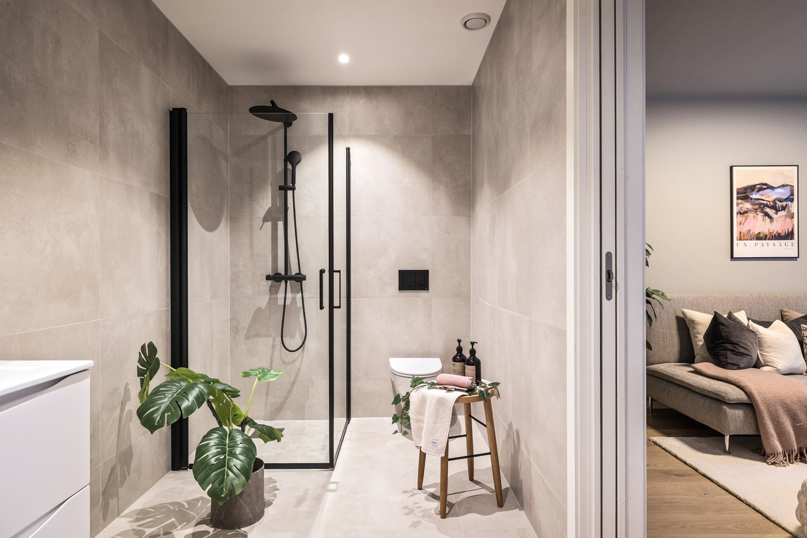 ? Romslig baderom med 60*60 fliser i en delikat fargetone ? Galleribilde