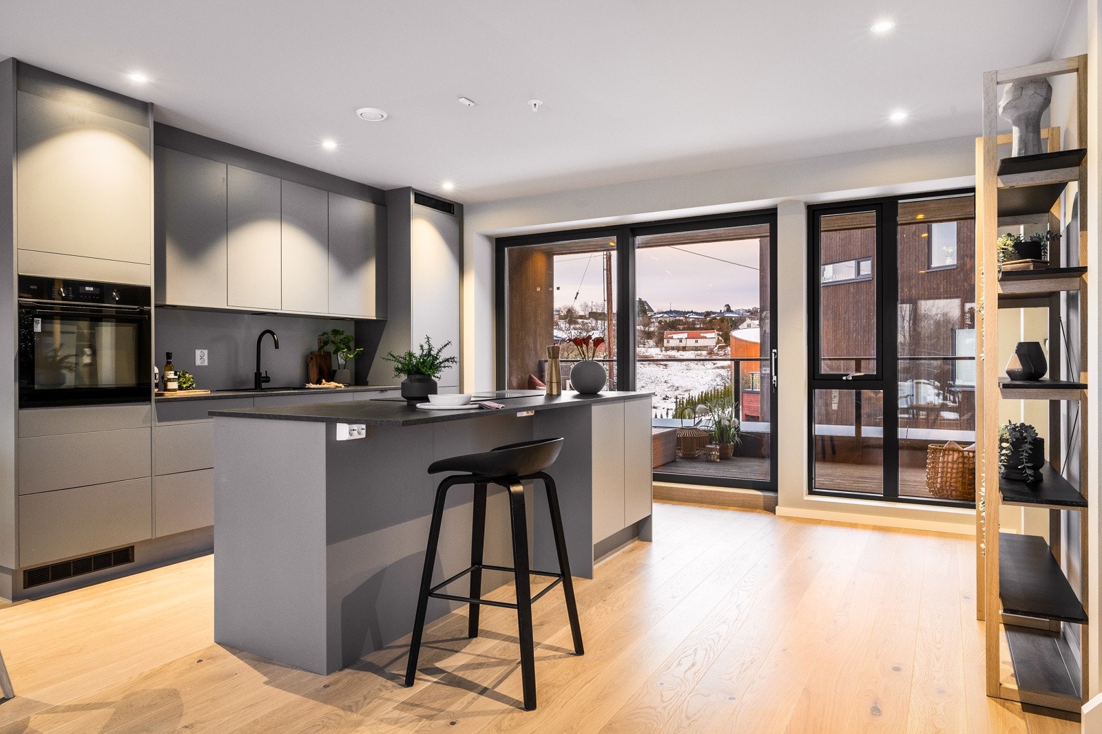 - Stilrent kjøkken levert av Power, komplett med integrerte hvitevarer og godt med benkeplass - Galleribilde