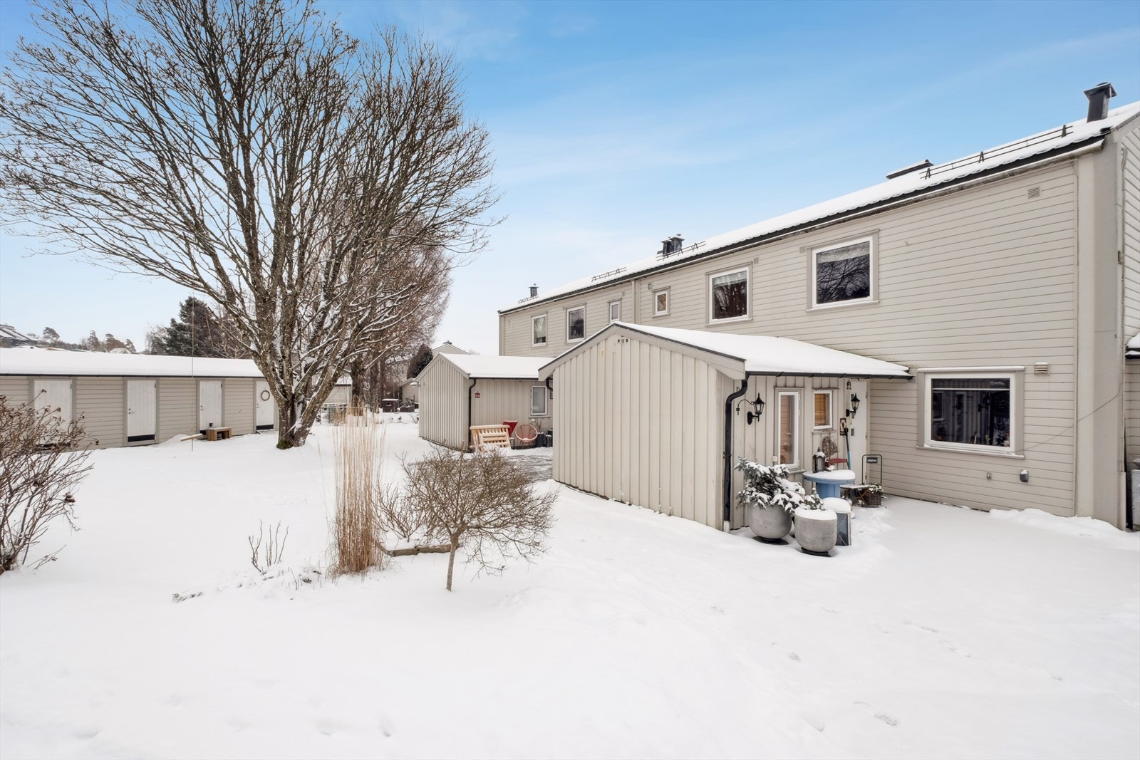 Her bor du i trygge, familievennlige omgivelser med store, parkmessig opparbeidede fellesarealer. Galleribilde