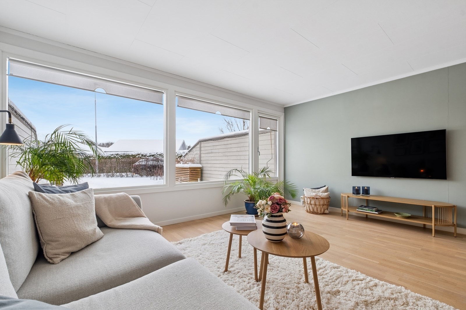 Stuen har en god utforming som gir rom for en hyggelig sofagruppe. Galleribilde