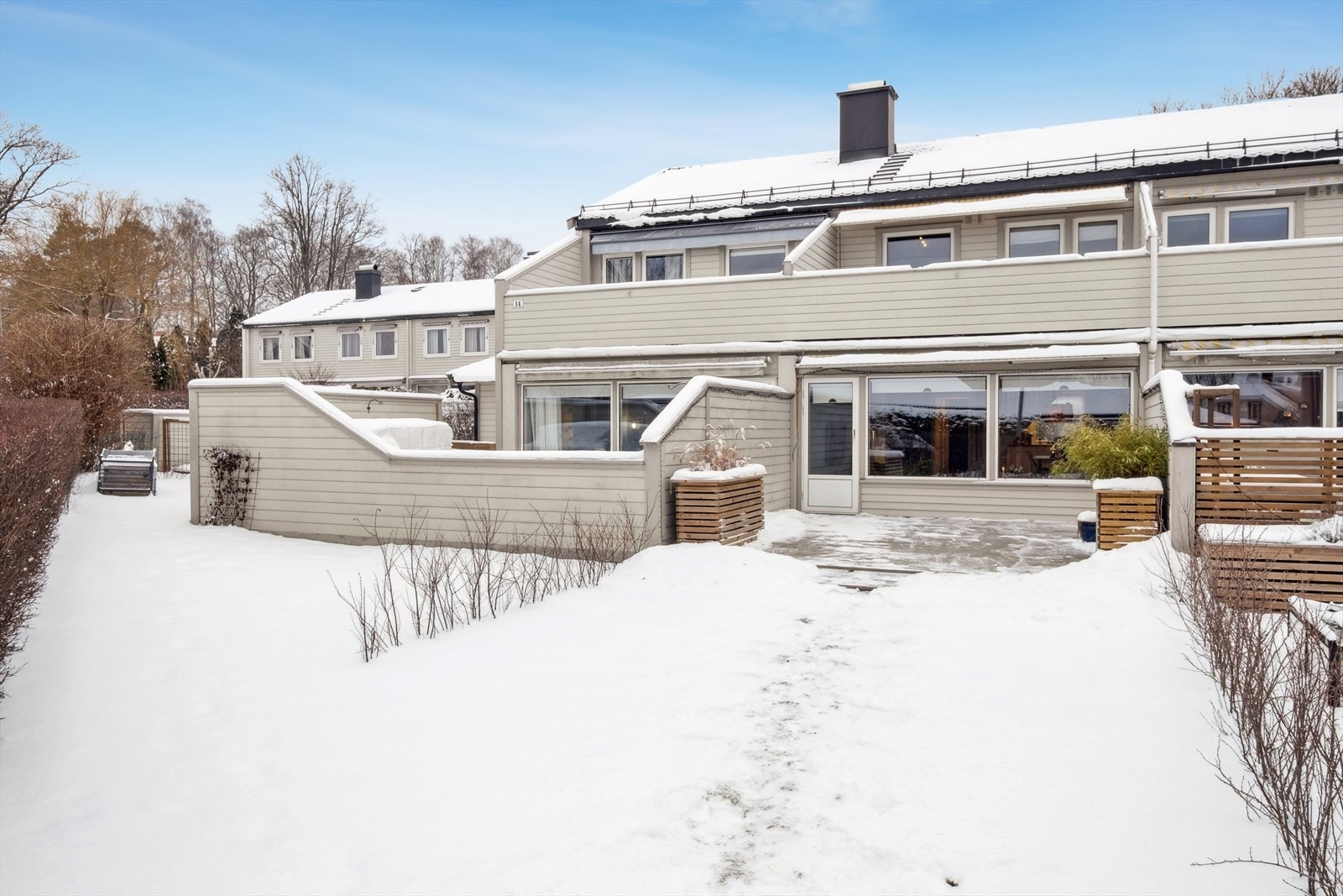 Fra stuen er det direkte utgang til den sørvest-vendte markterrassen på 26 m². Galleribilde