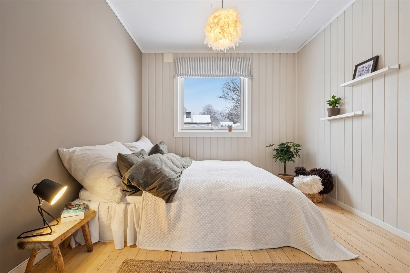 Andre etasje rommer tre soverom, noe som gir fleksibilitet for en familie. Galleribilde