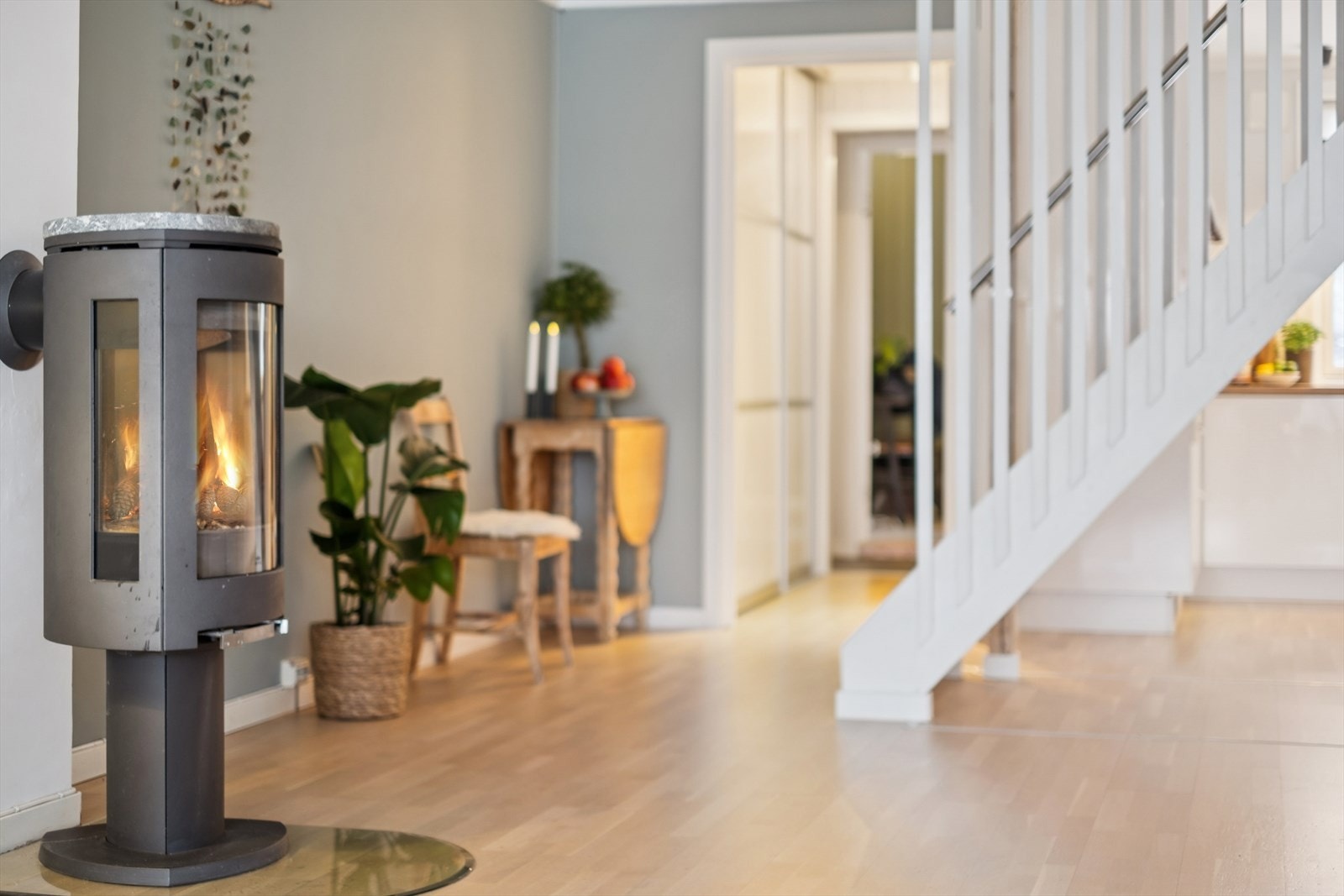 En moderne vedovn i stuen gir effektiv og behagelig varme på kalde dager. Galleribilde