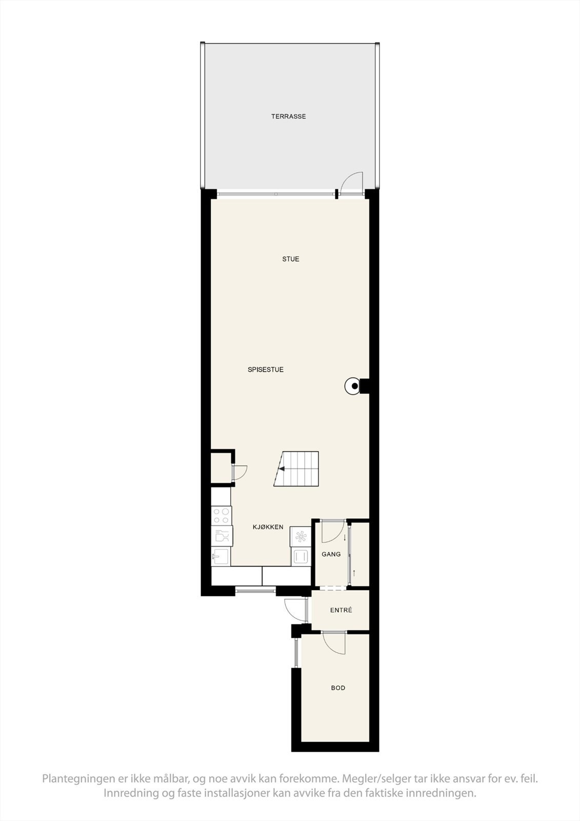 Første etasje har en god planløsning med entré, kjøkken, stue og et rom innredet som soverom (ikke godkjent). Galleribilde
