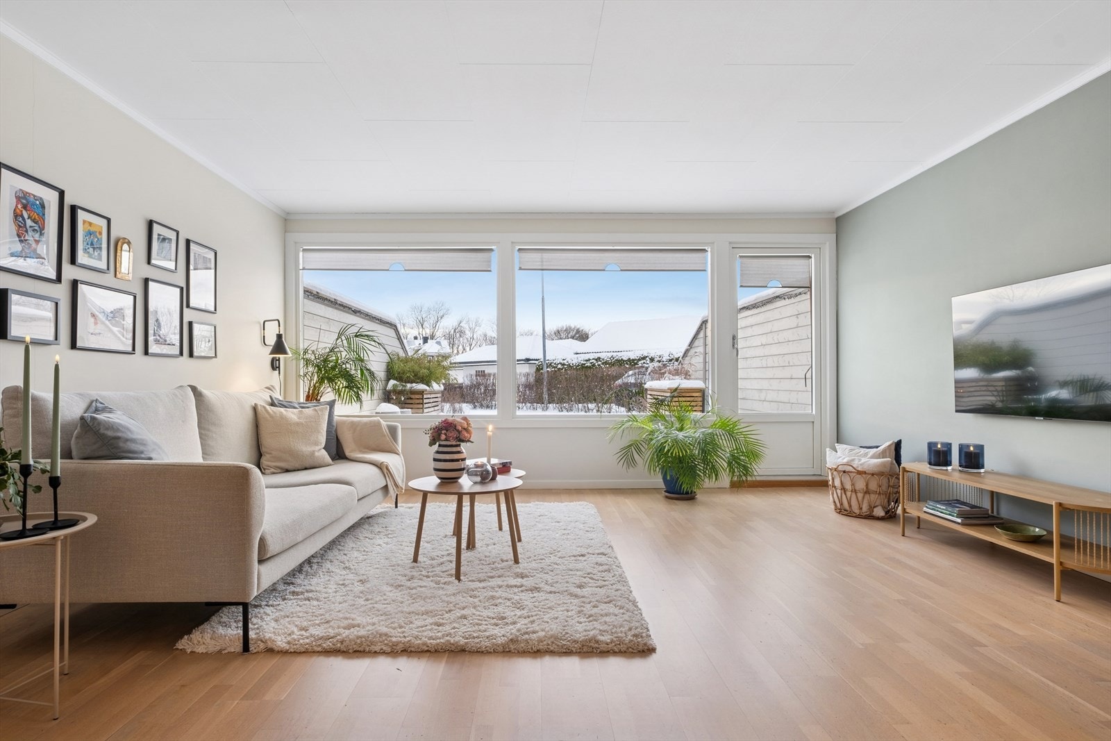 Store vindusflater med 2-lags isolerglass fra 2010 gir rikelig med lys. Galleribilde