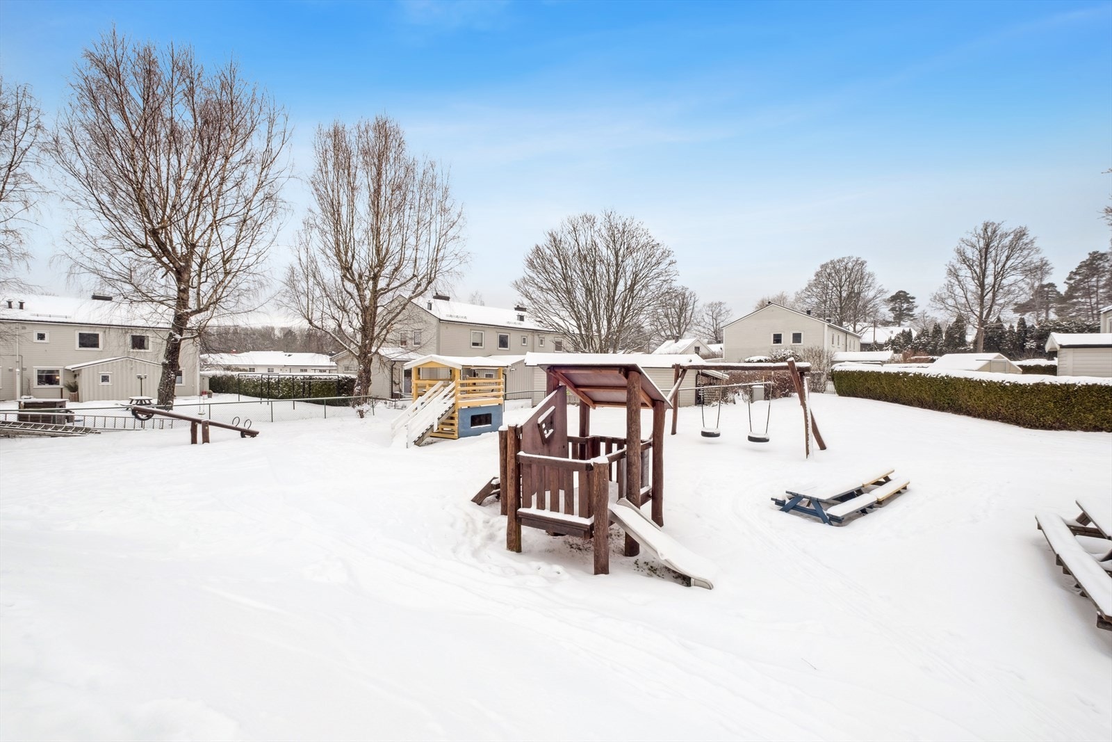 Like ved boligen ligger et lekeområde og fotballbane, ideelt for barnefamilier. Galleribilde