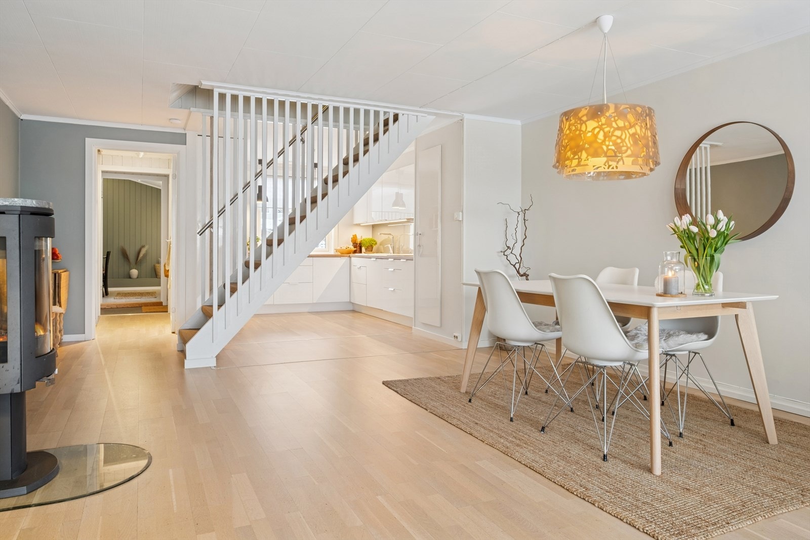 Fra spisestuen er det en åpen og sosial løsning inn mot kjøkkenet og stuen. Galleribilde