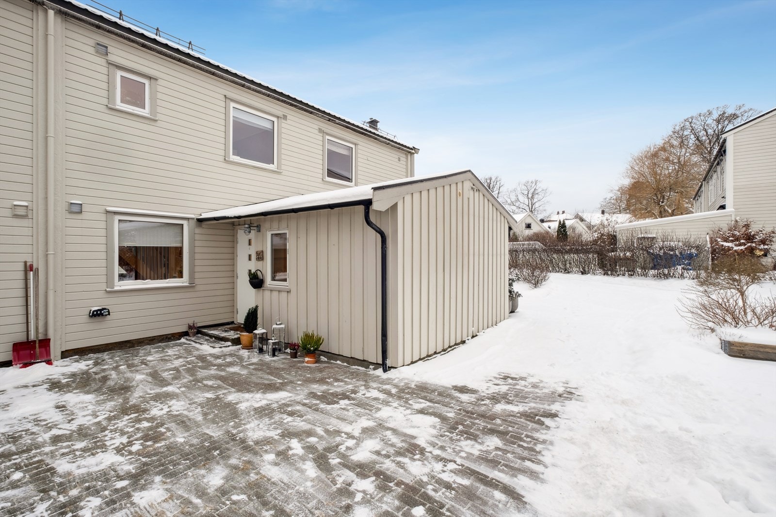 Boligen ligger i et etablert og rolig nabolag på attraktive Jeløy, hovedsakelig bestående av eneboliger og rekkehus. Galleribilde