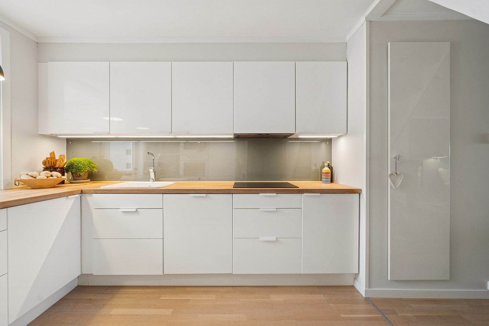 Benkeplaten i heltre har en ny keramisk kum fra 2024 og en ny platetopp fra 2025. Galleribilde