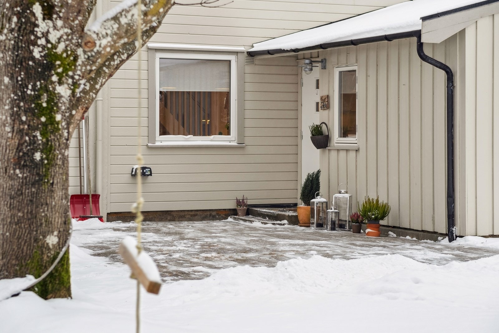 Inngangspartiet har en ny, brann- og lydklassifisert ytterdør fra 2024. Galleribilde