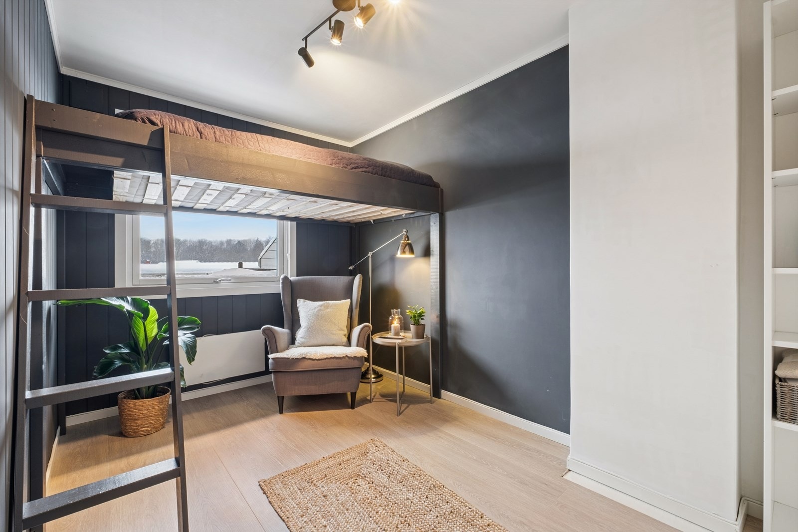 Dette soverommet har nytt laminatgulv fra 2023 og en smart hemsløsning som utnytter takhøyden. Galleribilde