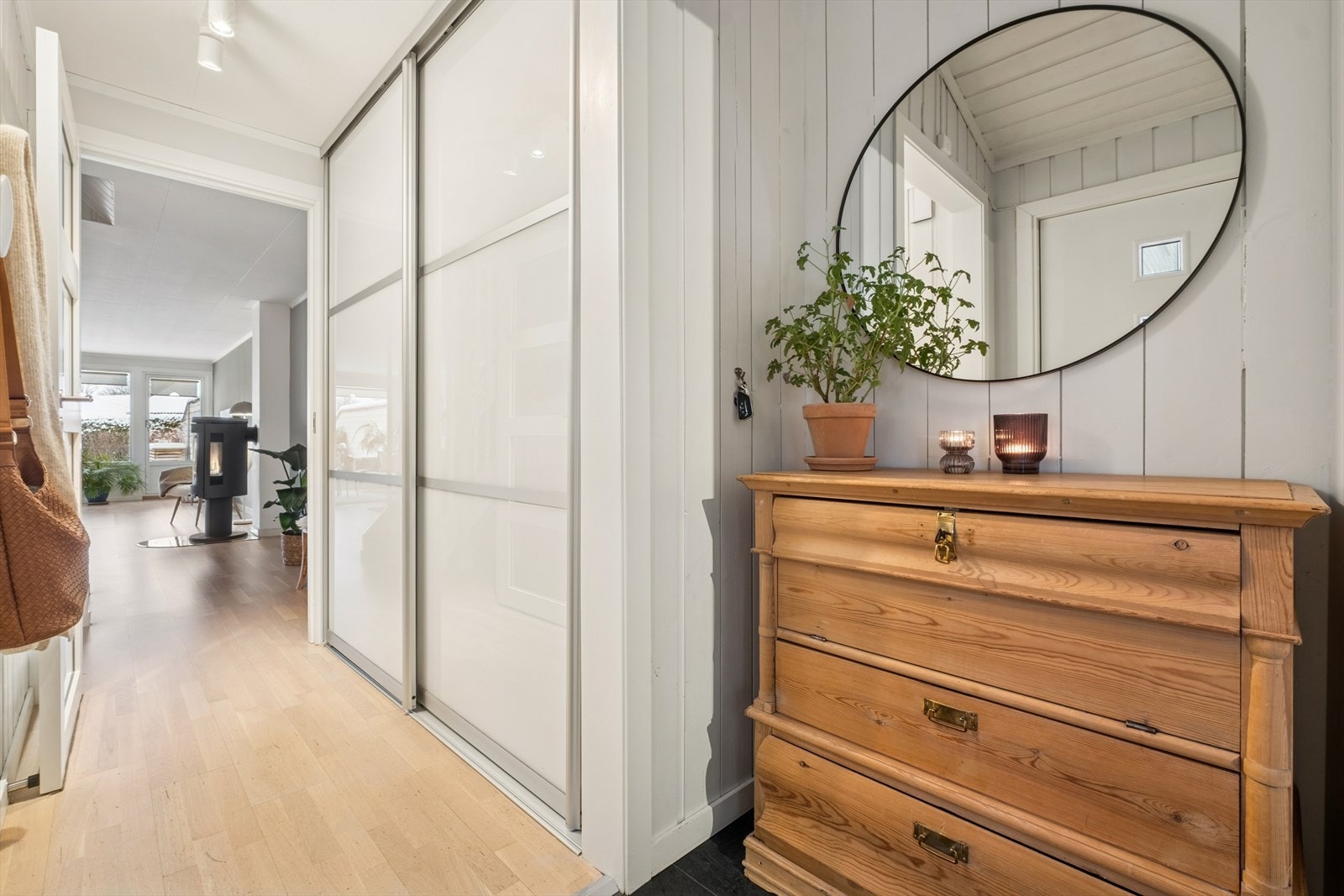 Entréen har laminatgulv og god plass til oppbevaring av yttertøy i en romslig skyvedørsgarderobe. Galleribilde
