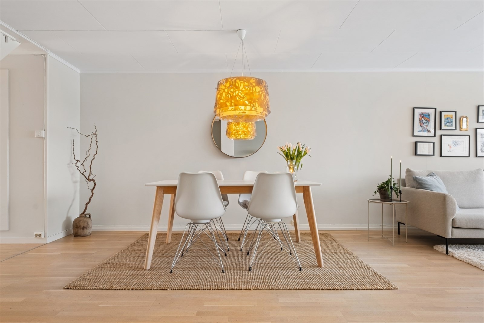 Spisestuen har god plass til et stort spisebord for hyggelige sammenkomster. Galleribilde