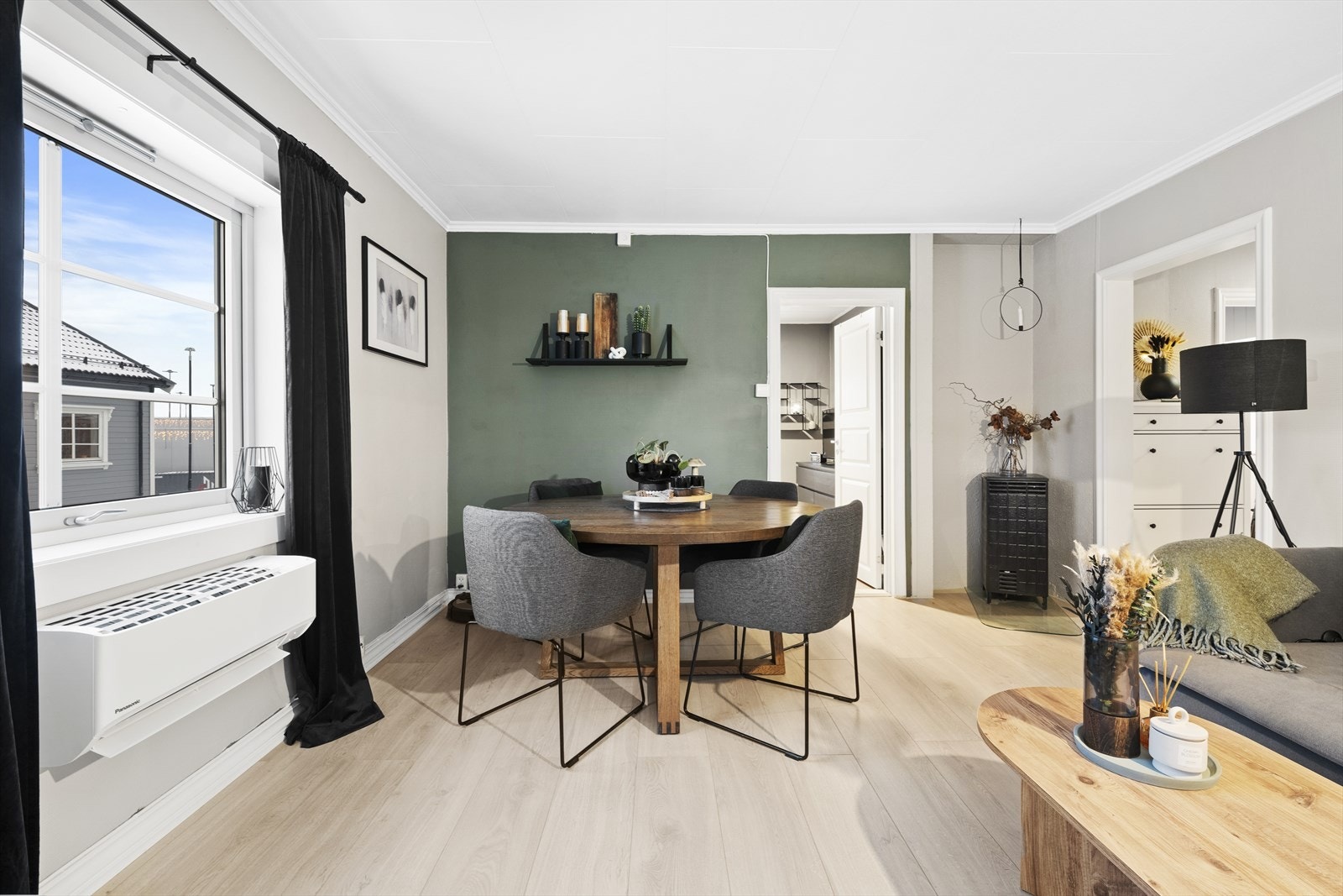 Hyggelig oppholdsrom med god plass til til romslig sofagruppe og spisesone. Galleribilde