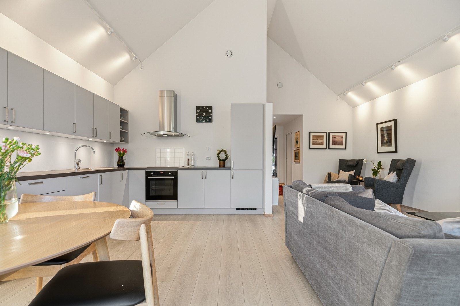 Lys og åpen stue som oppleves enkel å møblere. Galleribilde