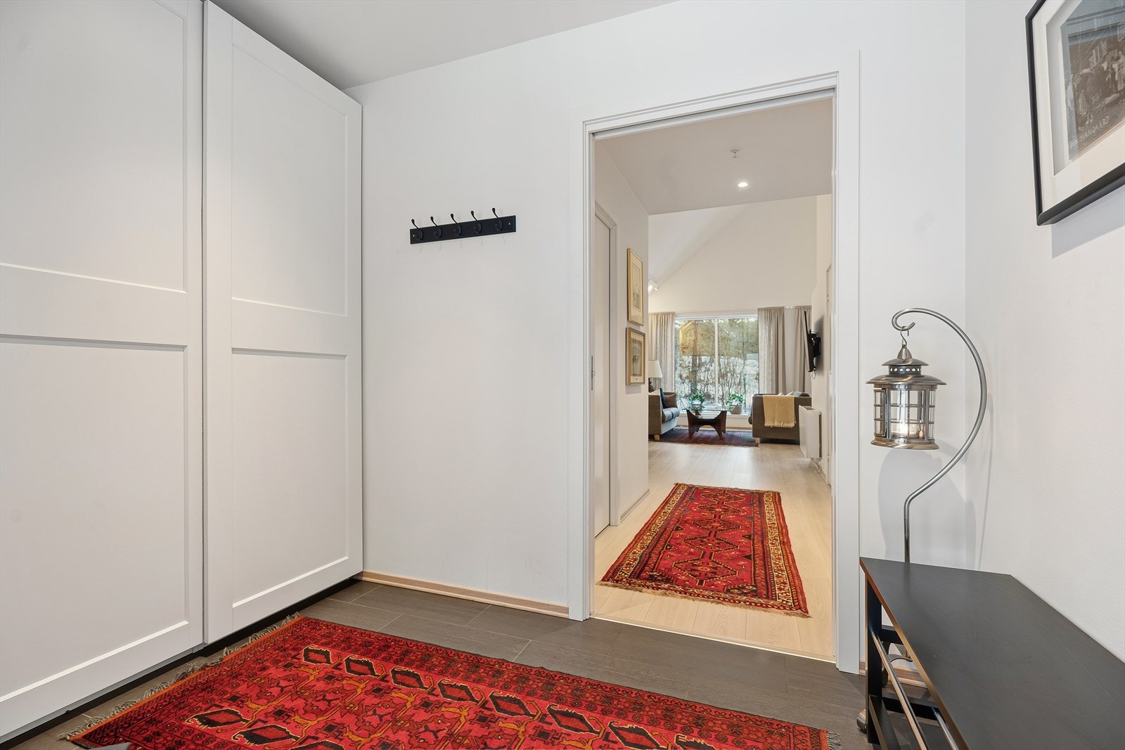 Lys og innbydende gang med god plass til oppbevaring i skap Galleribilde