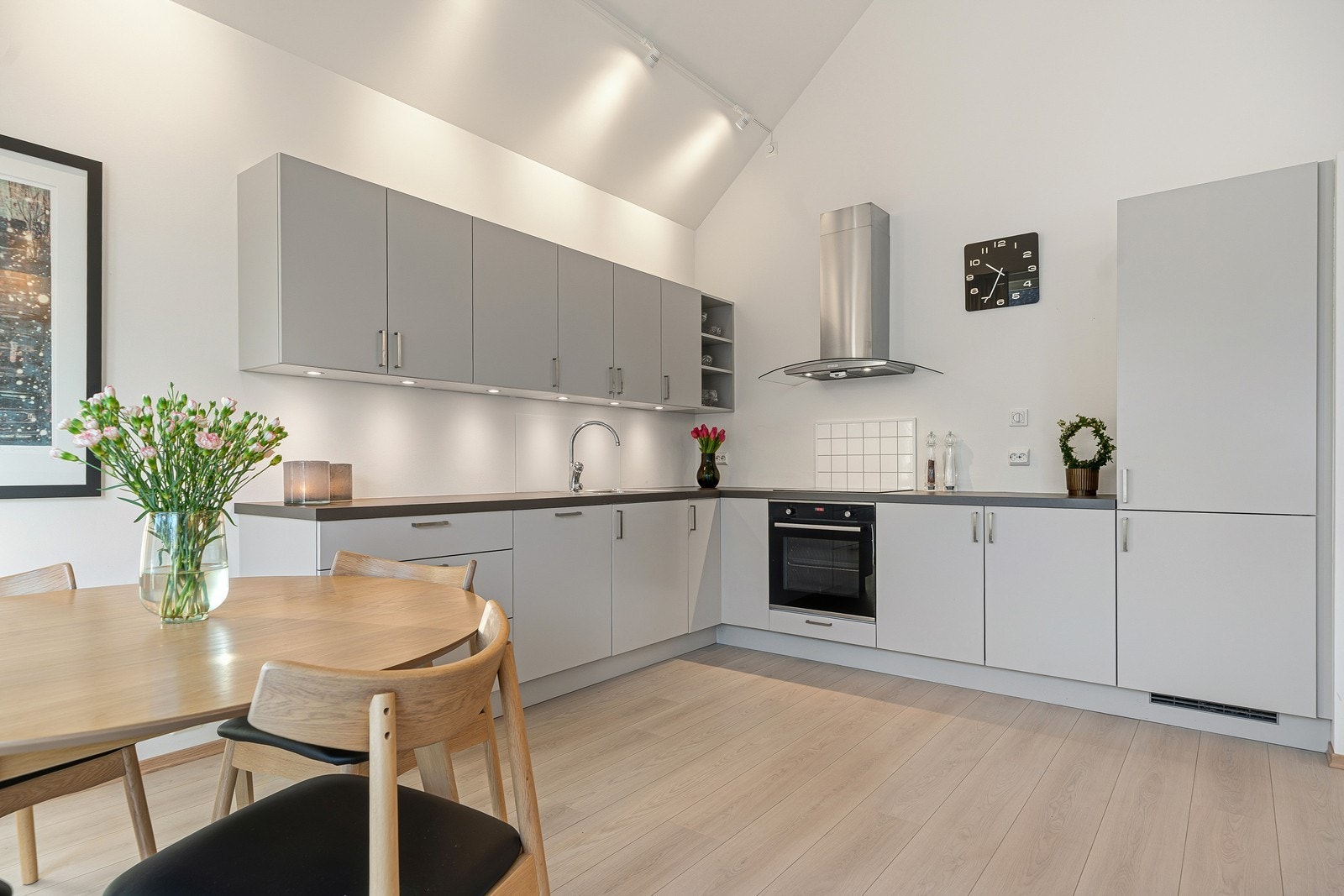 Kjøkken bestående av integrerte hvitevarer og nedfelt vask. Galleribilde