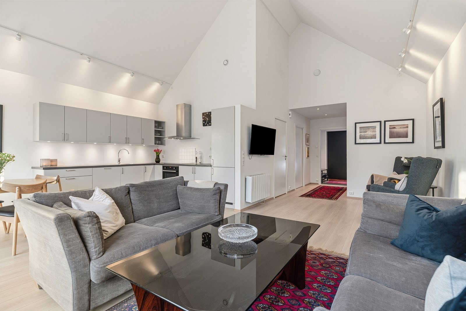 Her er det god plass til sofagruppe med tilhørende møblement og annet Galleribilde