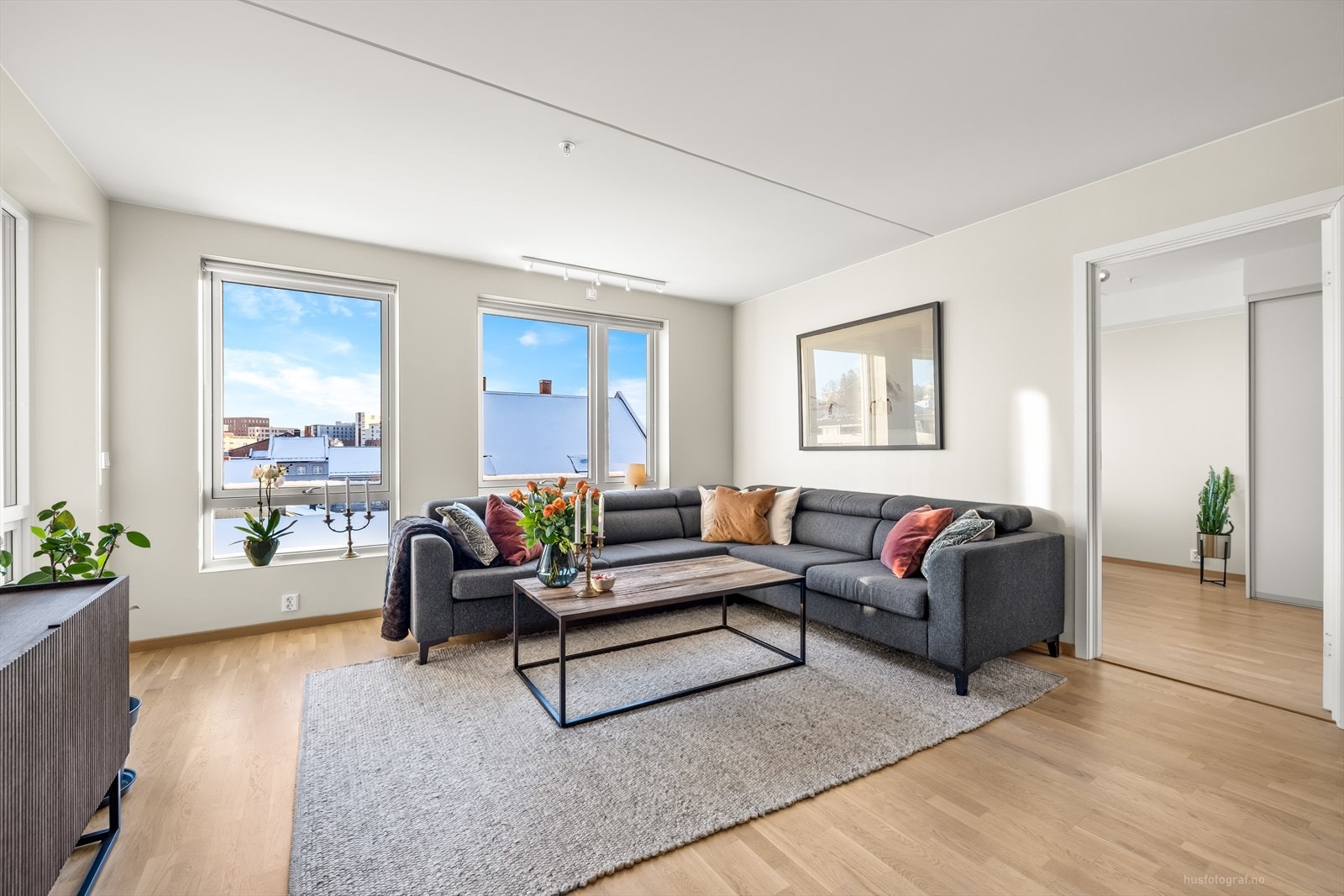 Lys og innbydende stue med flott parkett på gulv og slette vegger malt i en delikat fargetone som skaper en lun og koselig stemning. Galleribilde