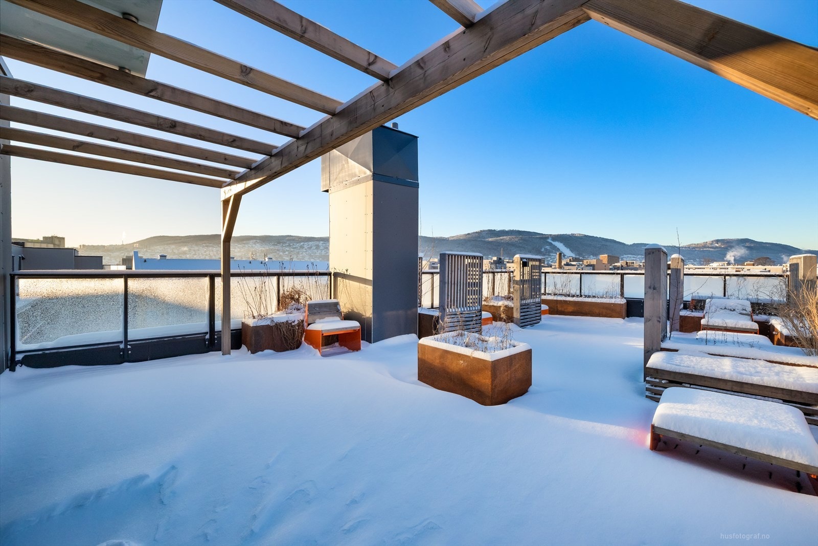 Felles takterrasse med gode solforhold og pen utsikt mot Strømsåsen og Bragernesåsen. Galleribilde