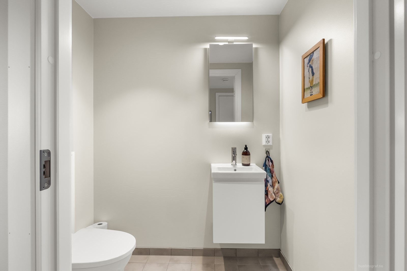 I tillegg til et ekstra toalettrom med enkel servant, speil og toalett. Galleribilde