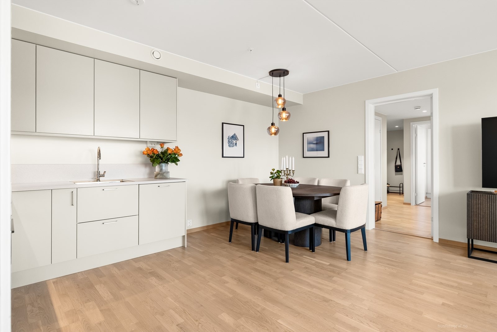 En gjennomtenkt plassering av elementene gjør kjøkkenet til et praktisk og hyggelig sted å lage mat. Galleribilde