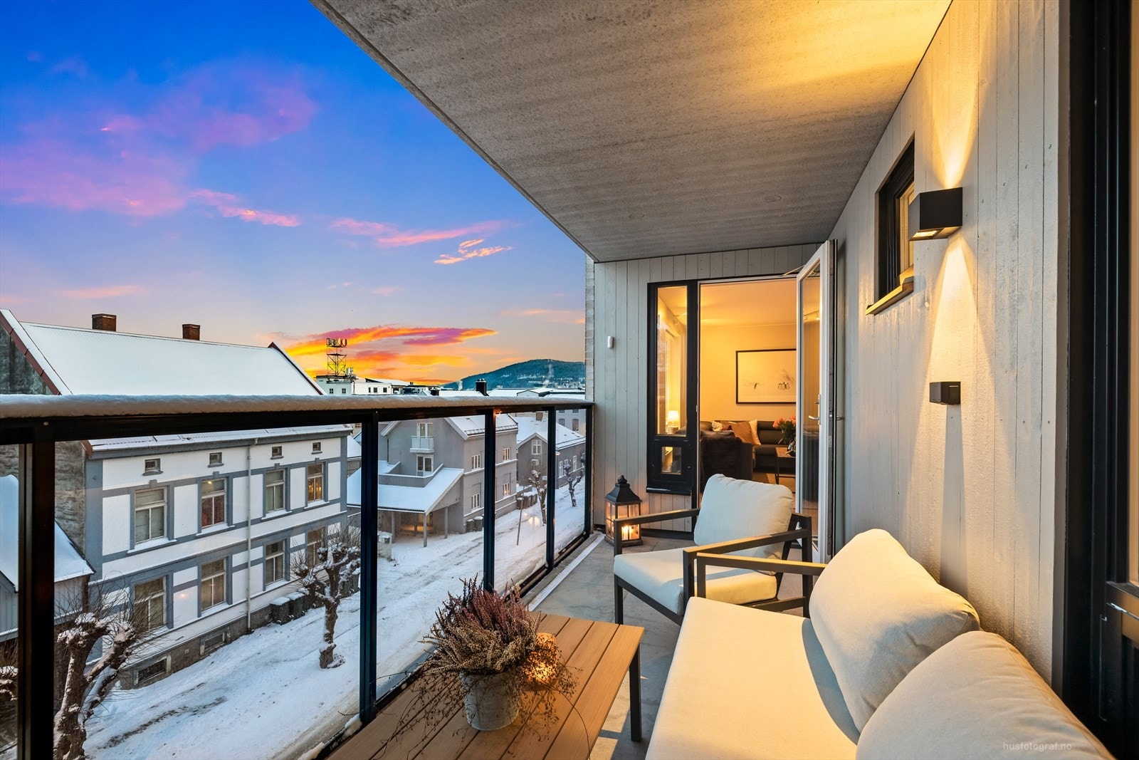 Beliggenheten er svært attraktiv med kort vei til det nye sykehuset, jernbanestasjonen, dagligvare, servicetilbud, kafeer og treningssentre, samtidig har du grønne friområder og gode turmuligheter like i nærheten. Galleribilde