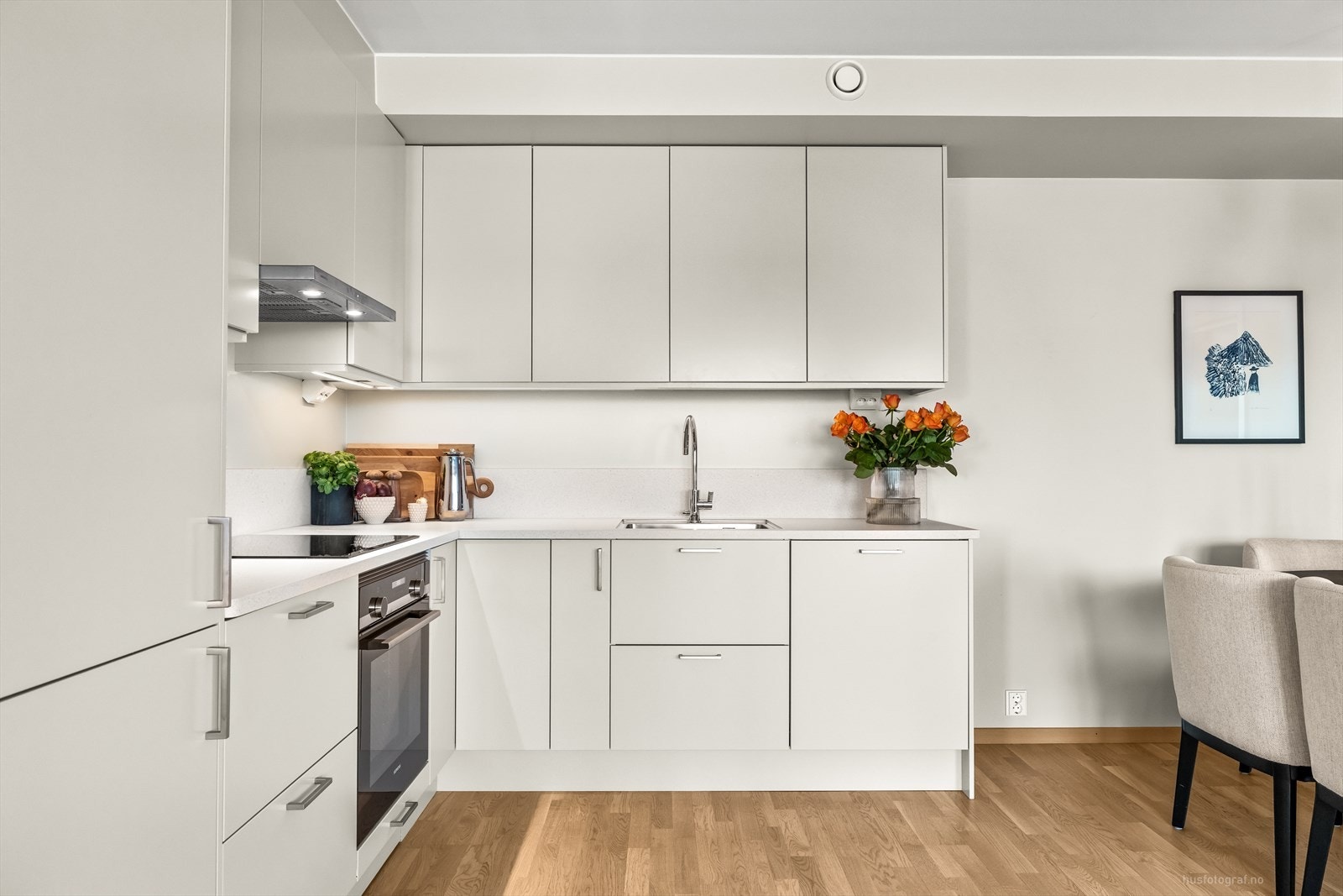 Kjøkkenet er utstyrt med integrerte hvitevarer som kjøl/fryseskap, oppvaskmaskin, induksjonstopp, stekeovn, vannstoppsystem og komfyrvakt. Galleribilde