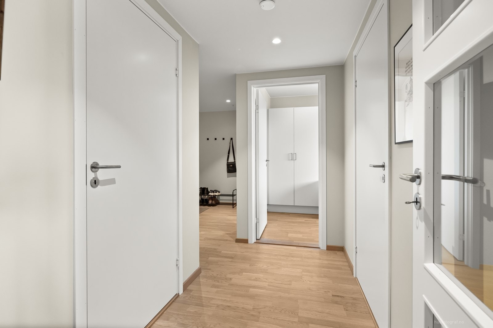 Leiligheten inneholder: Entré, gang, 2 soverom, bad/vaskerom, stue/kjøkken, toalettrom og bod. Fra stuen er det utgang til en hyggelig balkong. Galleribilde