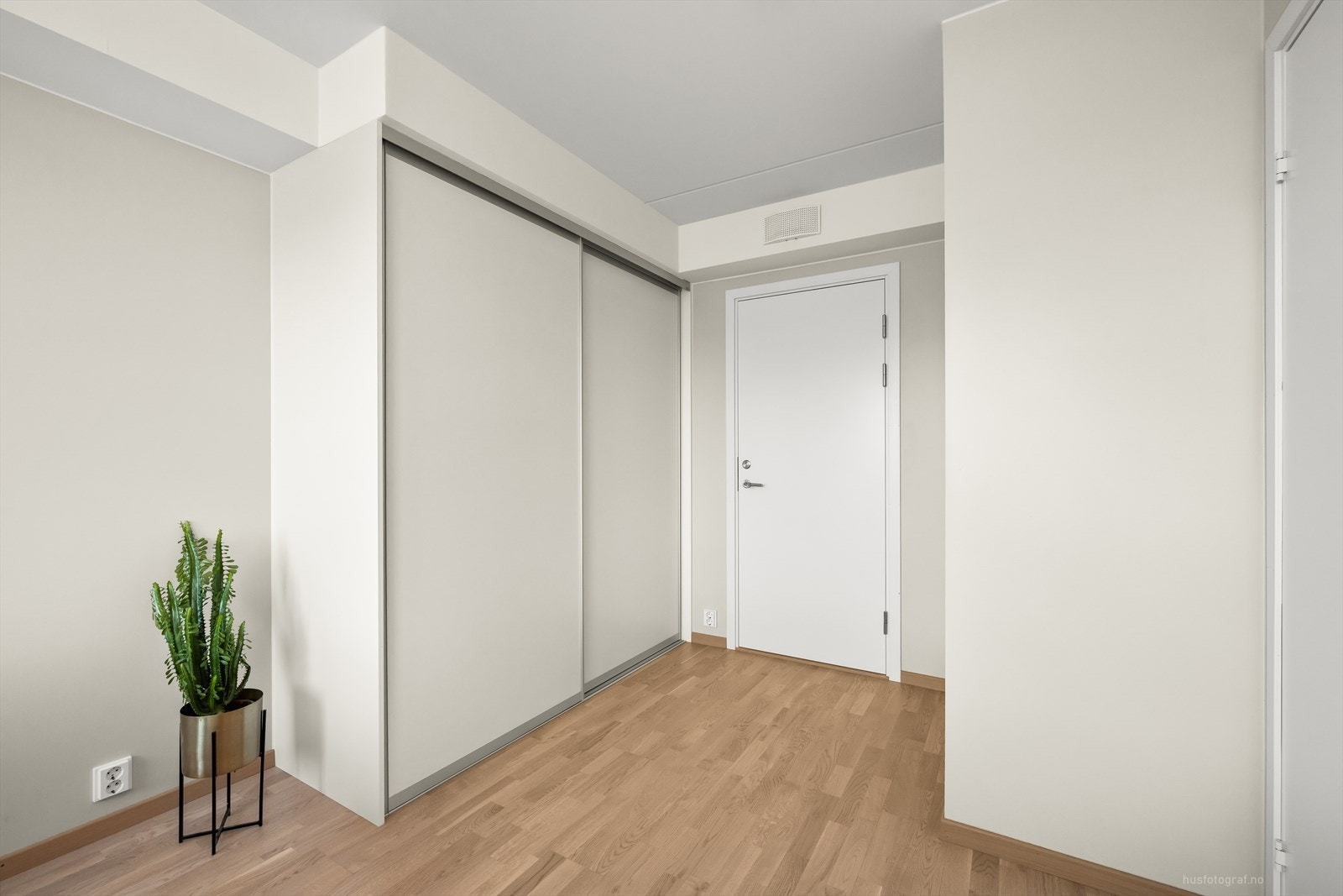 Rommet er utstyrt med skyvedørsgarderobeløsning. Galleribilde