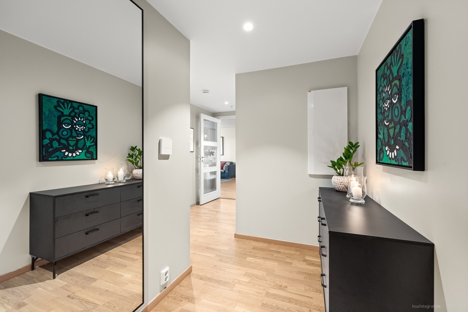 Boligen har en praktisk innvendig bod og bod i kjeller, perfekt rom for ekstra lagring. Galleribilde