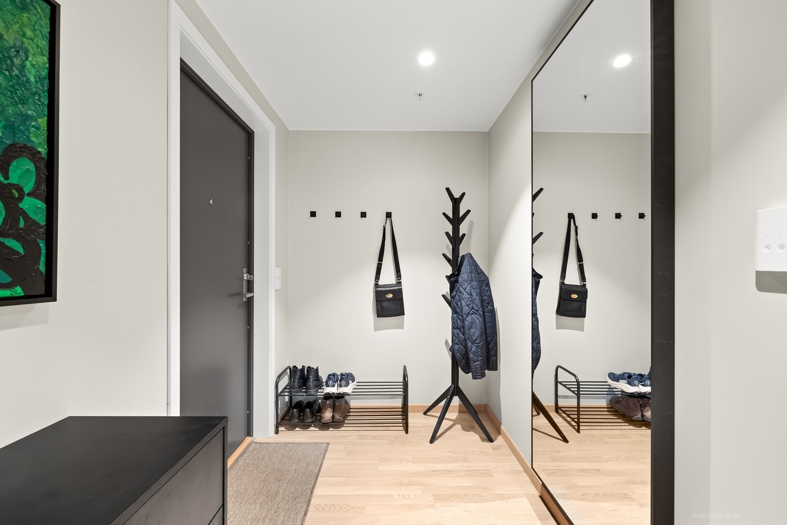 Velkommen inn til en romslig entré med oppheng for yttertøy og garderobeløsning. Galleribilde