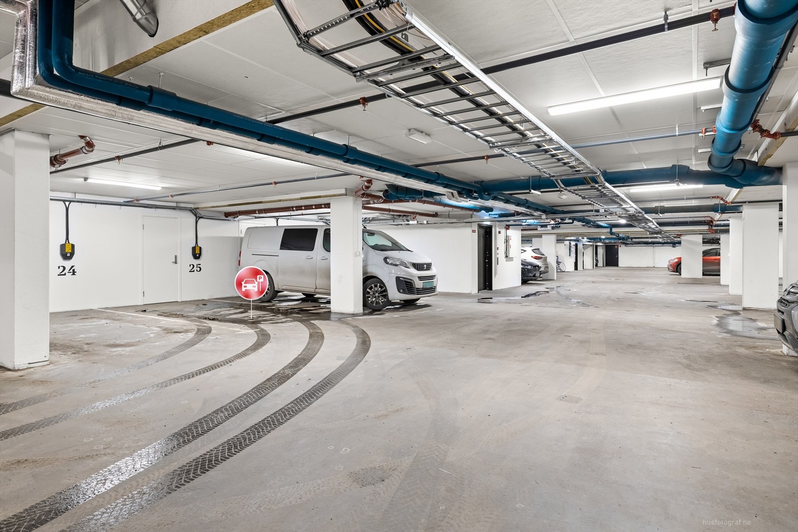 Parkering i felles parkeringskjeller med elbil lader. Galleribilde