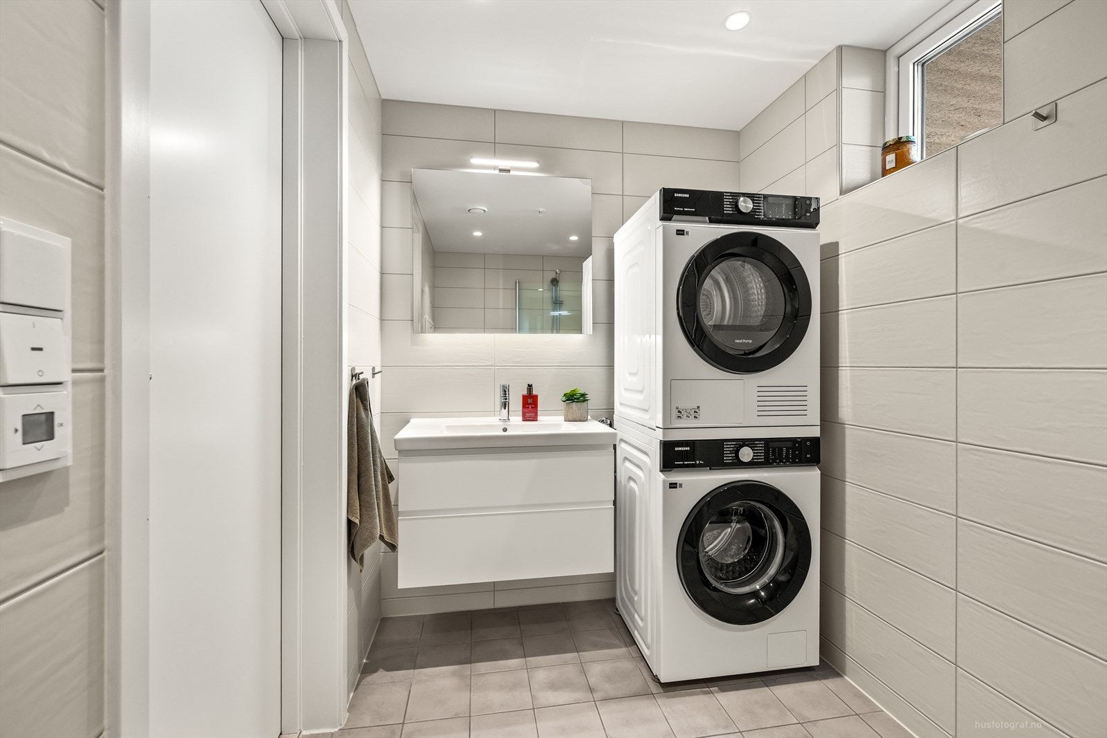 Badet er pent innredet med lyse fliser og varmekabler i gulv. Galleribilde