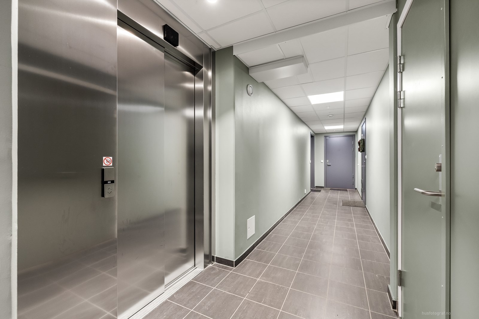 Heis direkte opp fra garasjekjeller til leilighetsplan. Galleribilde