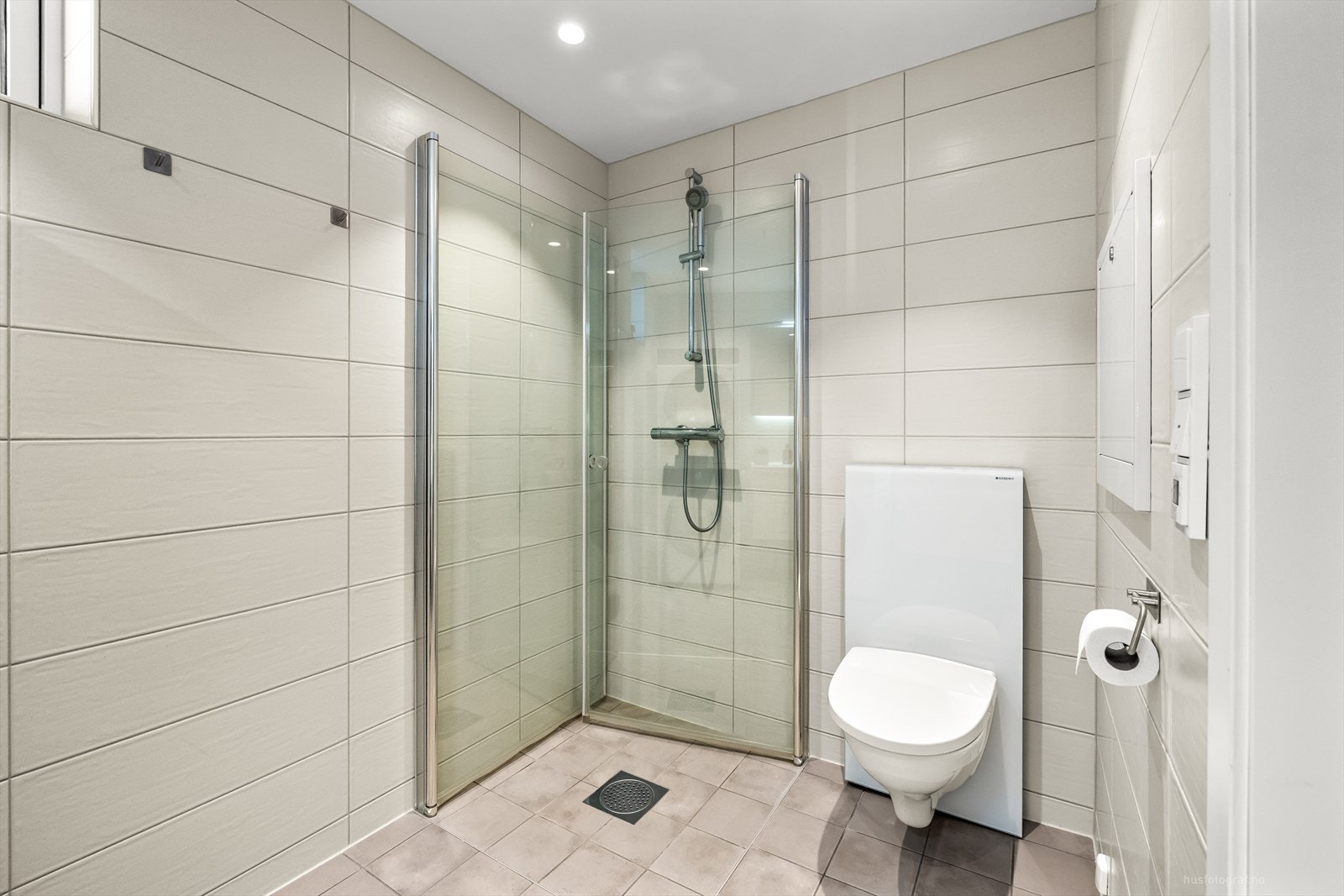 Badet har downlights i tak som bidrar til den riktige belysningen. Det er opplegg for vaskemaskin og tørketrommel. Galleribilde