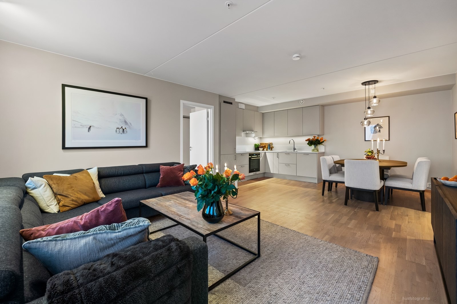 Alt er lagt til rette for optimal lyssetting og vindusflatene skaper et fint, naturlig lys inn. Galleribilde