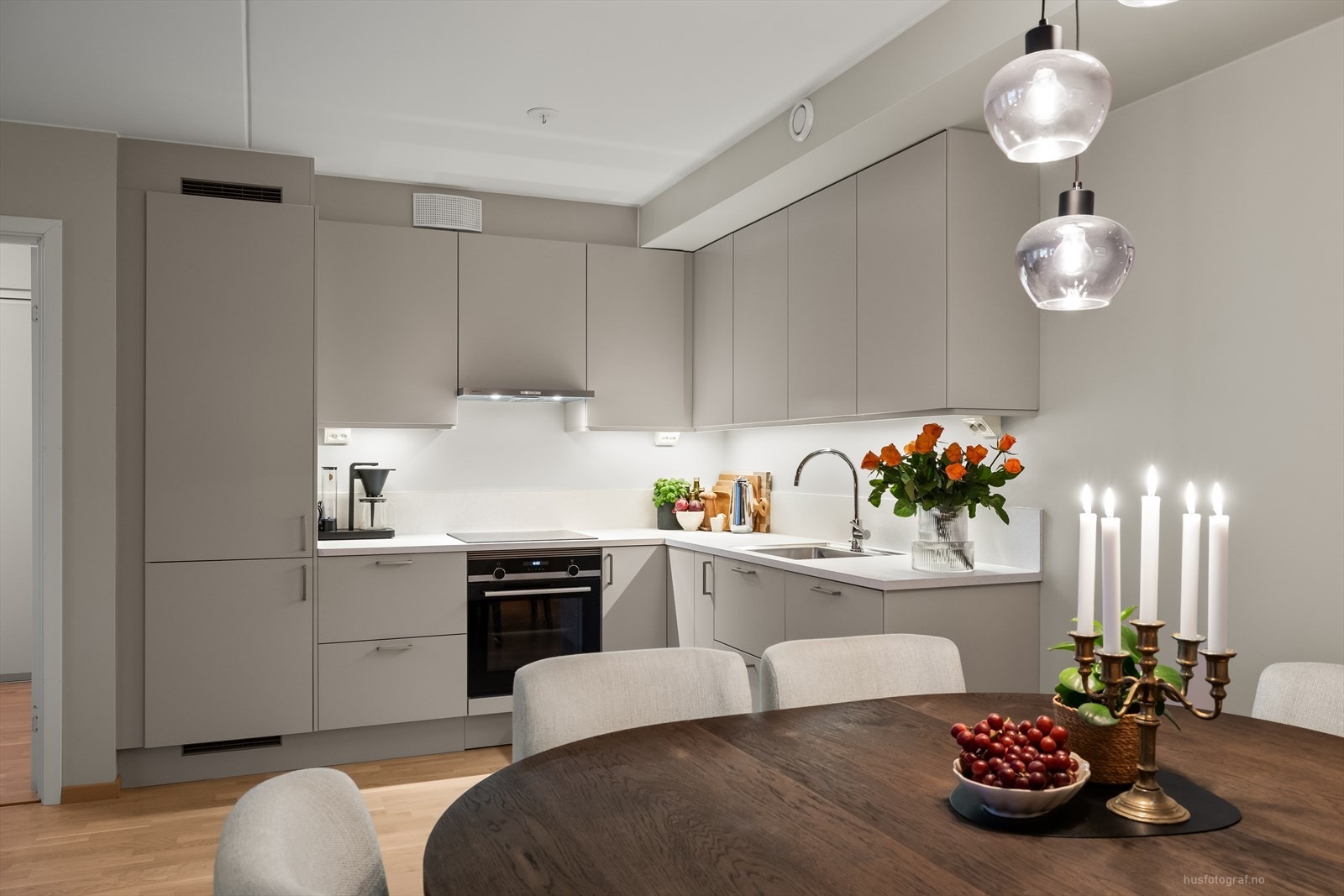 Leiligheten har en tidsriktig åpen stue/kjøkkenløsning som gir rommet en sosial tilværelse. Galleribilde