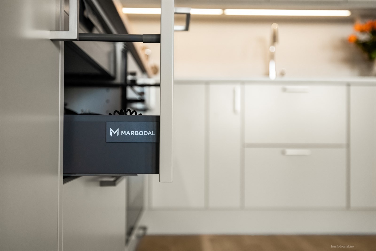 Delikat kjøkkeninnredning fra Marbodal, med overflater som består av beige glatte fronter og benkeplate av laminat. Galleribilde