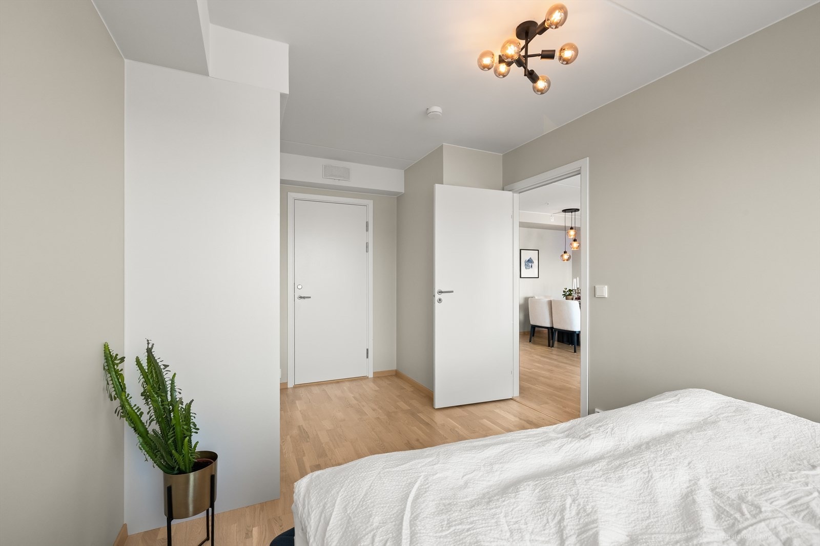 Pent innredet hovedsoverom som har god plass til dobbeltseng med tilhørende nattbord. Videre forbindelse til bod/ teknisk rom. Galleribilde