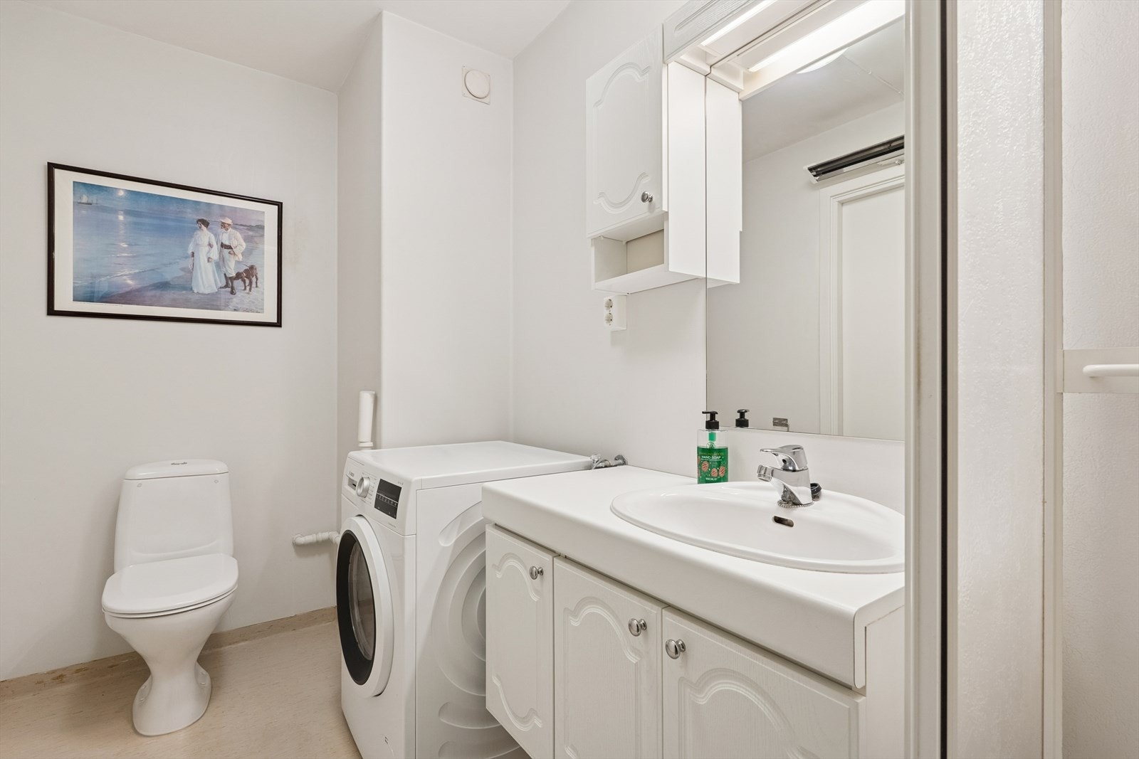 Originalt bad med dusjkabinett og opplegg til vaskemaskin. Galleribilde